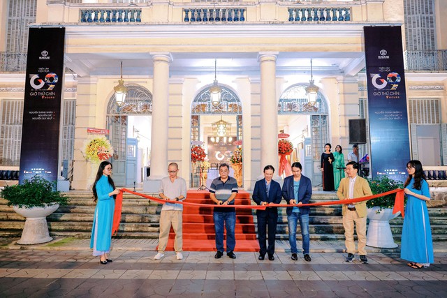 dai-bieu-khach-moi-hoa-si-cat-bang-khai-mac